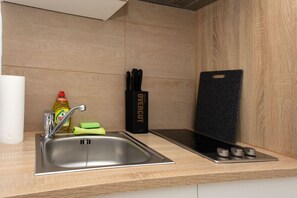 Fridge, coffee/tea maker, cookware/dishes/utensils