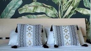 Tabla de planchar con plancha, wifi y ropa de cama 