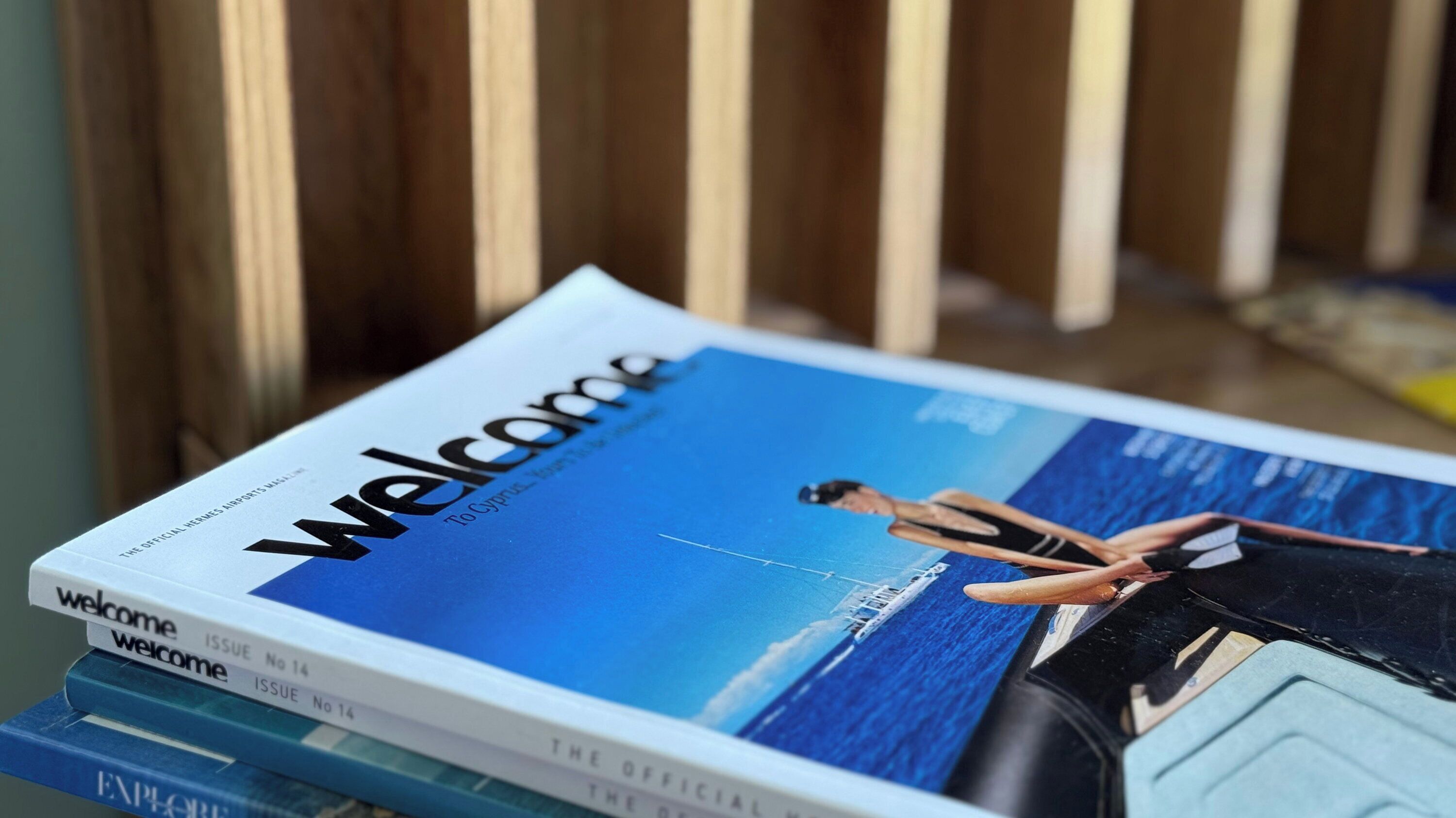 Una revista titulada 'Welcome' con una imagen de cubierta de un velero en el mar.