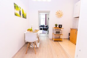 Um espaço compacto com área de jantar, cozinha compacta e vista para a sala de estar.