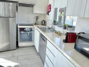 冰箱、微波炉、烤箱、洗碗机