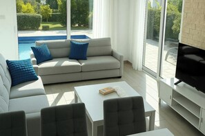 TV - Too Coool Villa Milos Lifestyle (Protaras)