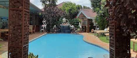 Utendørsbasseng, bassengparasoller og solsenger