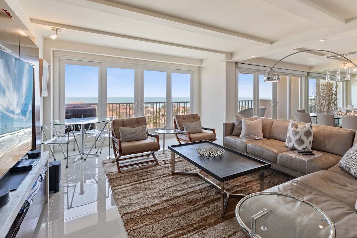 Premium Apart Daire, 3 Yatak Odası, Balkon, Okyanus Manzaralı | Oturma alanı | Kablolu TV kanalları bulunan 50 inç akıllı televizyon