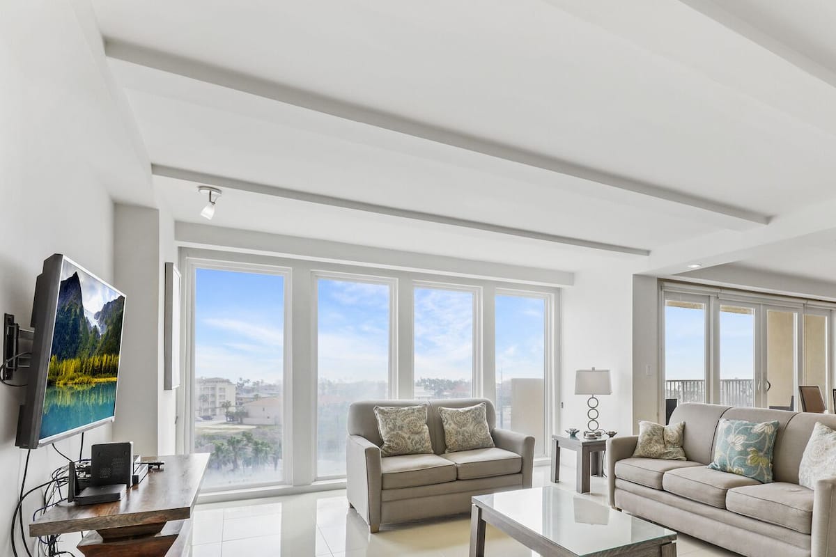 Comfort Apart Daire, 3 Yatak Odası, Balkon, Koy Manzaralı | Oturma alanı | Kablolu TV kanalları bulunan 50 inç akıllı televizyon