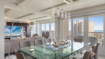 Apartamento premium, 3 quartos, sacada, vista para o oceano | Opções para refeição no quarto