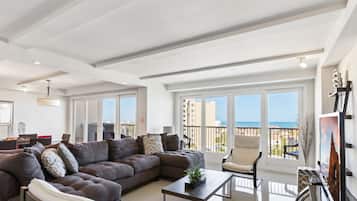 Apartamento panorâmico, 3 quartos, sacada, vista para o oceano | Área de estar | Smart TV 50 polegadas com canais a cabo