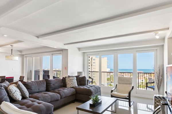 Panoramic Apartment, 3 Bedrooms, Balcony, Ocean View | Living area | 50-inch Smart TV with cable channels