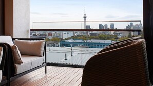 A balcony with a view of a cityscape, including a prominent tower. - Premium Cityscape Abode w Skytower view & Parking (Auckland CBD)