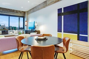 Dining - Premium Cityscape Abode w Skytower view & Parking (Auckland CBD)