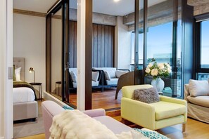TV - Premium Cityscape Abode w Skytower view & Parking (Auckland CBD)