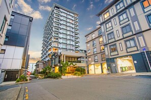 Exterior - Premium Cityscape Abode w Skytower view & Parking (Auckland CBD)