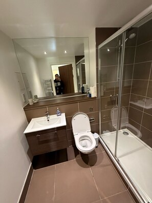 Shower, hair dryer, towels, soap - Britannia Point Living: Premium 2-Bedroom Apartment (London)