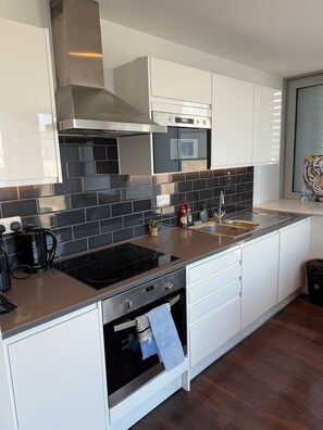Microwave, oven, stovetop, dishwasher - Britannia Point Living: Premium 2-Bedroom Apartment (London)