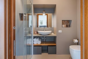 Kostenlose Toilettenartikel, Seife, Shampoo, Toilettenpapier