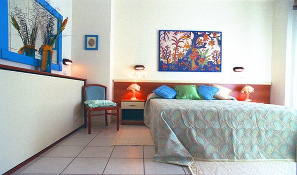 2 dormitorios, caja fuerte, tabla de planchar con plancha