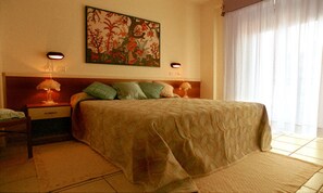 2 dormitorios, caja fuerte, tabla de planchar con plancha