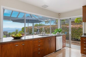 Fridge, microwave, oven, stovetop - Blue Horizon - Panoramic Ocean Views (Santa Barbara)