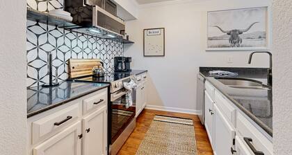 Modern and cozy apartment in downtown with patio, close to lake & restaurants