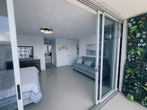 2 habitaciones, escritorio y tabla de planchar con plancha 