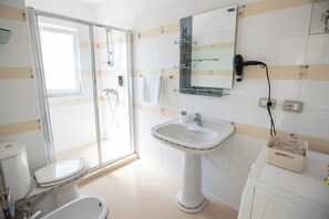 Douche, sèche-cheveux, bidet, serviettes fournies