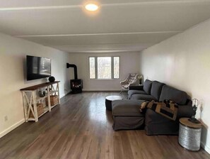 Una Smart TV, una chimenea