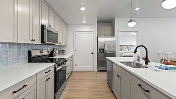 Condo, Multiple Beds, Kitchen (Cliffside Vista) | Private kitchen | Fridge, microwave, oven, stovetop