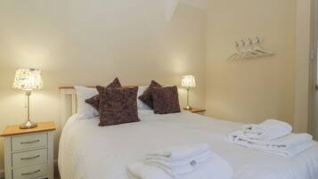 Cottage | 2 bedrooms, free WiFi, individually decorated, individually furnished