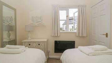 Cottage | 2 bedrooms, individually decorated, individually furnished, free WiFi