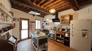 Refrigerador, horno, parrilla de estufa y cafetera y tetera
