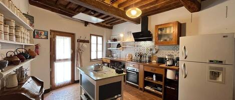 Fridge, oven, stovetop, coffee/tea maker