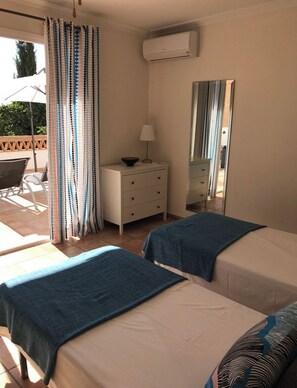 4 chambres, fer et planche à repasser, lit de bébé portatif