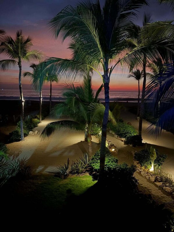 مكتب ومساحة عمل للكمبيوتر المحمول وواي فاي مجانًا وملاءات أسرّة