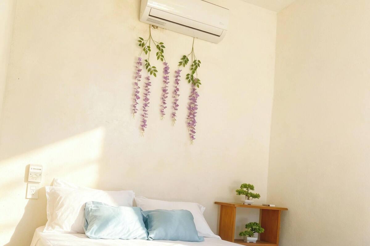 Desk, laptop workspace, WiFi (free), bed sheets