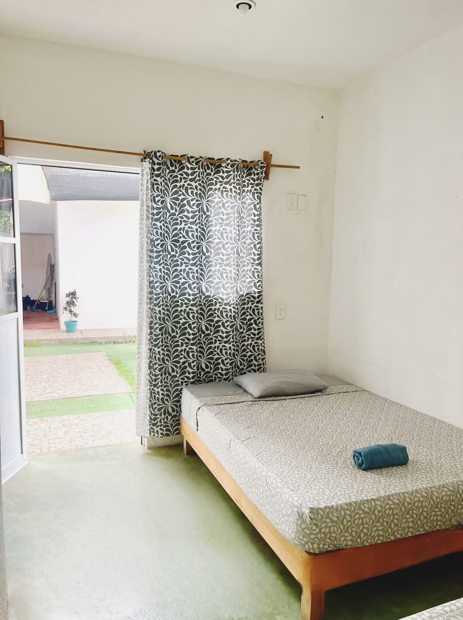 办公桌、笔记本电脑工作区、免费 WiFi、床单