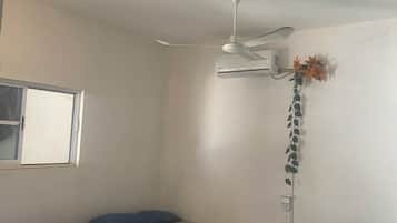 Escritorio, espacio para trabajar con laptop y wifi gratis