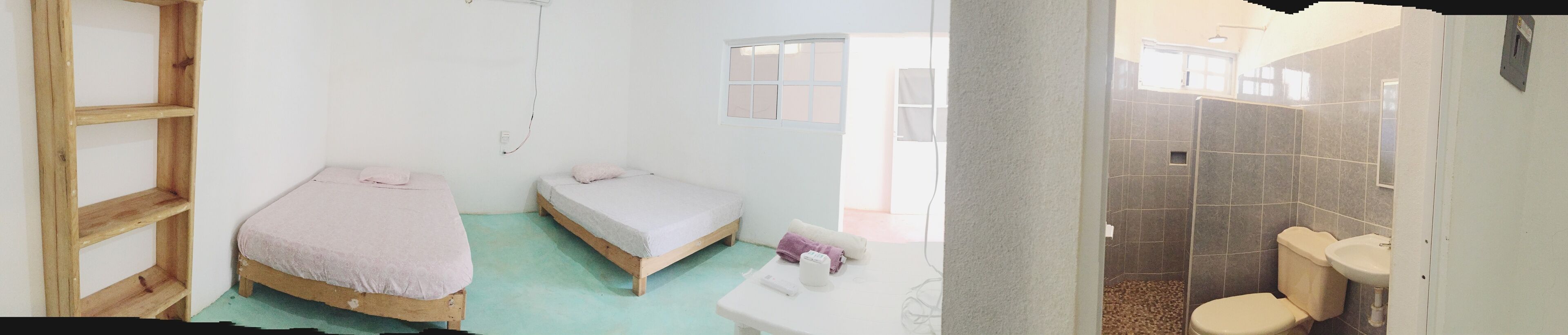 Escritorio, espacio para trabajar con laptop y wifi gratis 