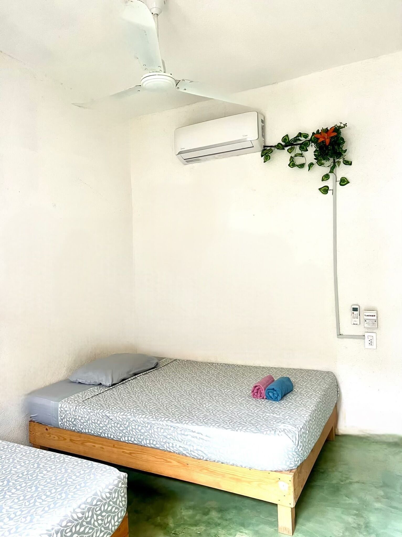 Escritorio, espacio para trabajar con laptop y wifi gratis 