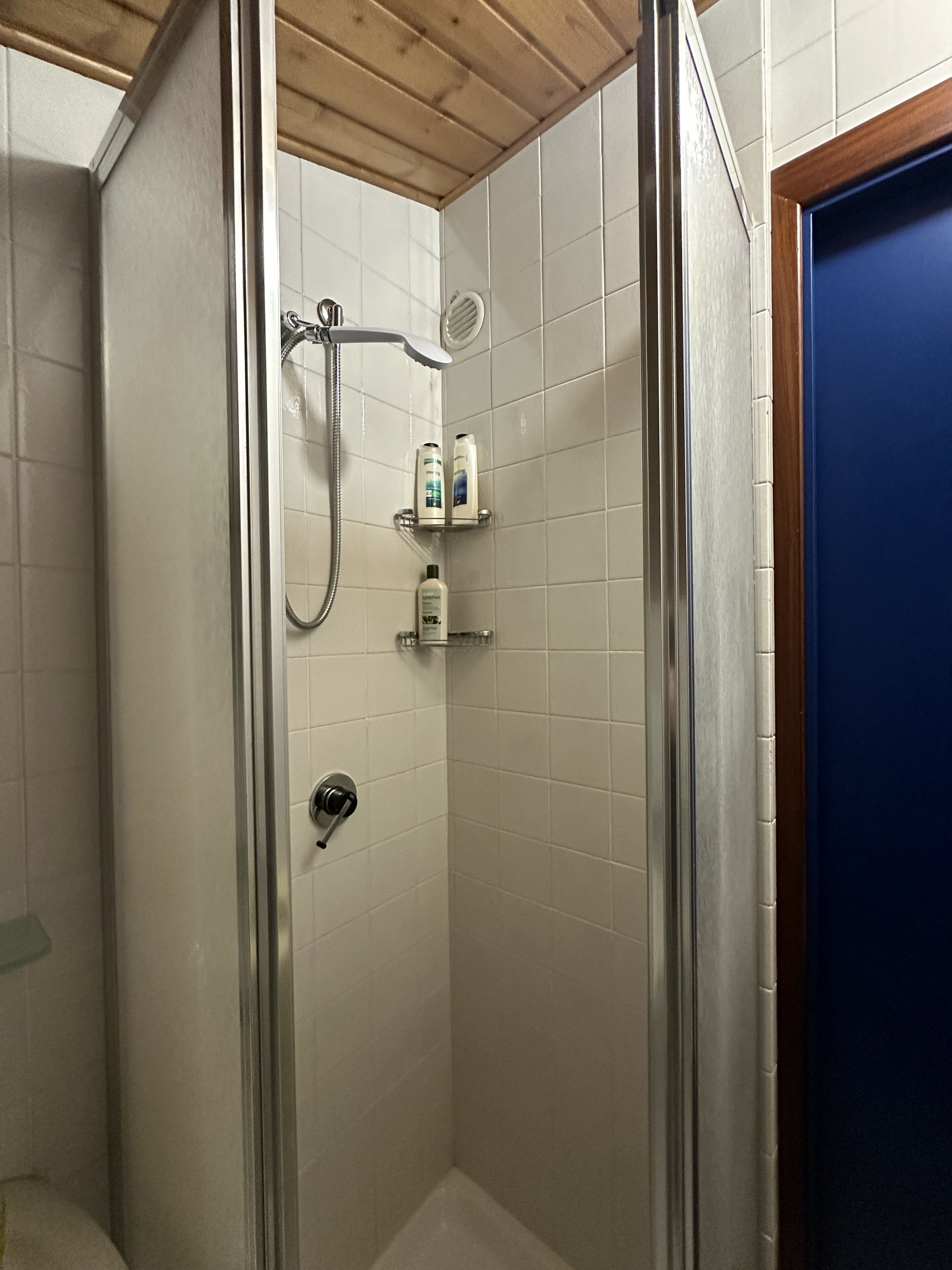 Bruser, hårtørrer, bidet, håndklæder