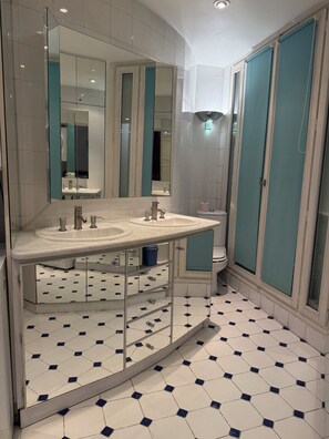 Een douche, een haardroger, handdoeken, zeep