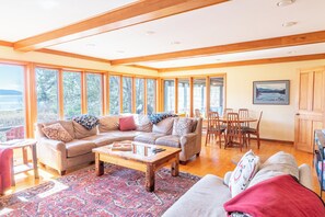 Smart-TV, Videospiele, Tischtennisplatte