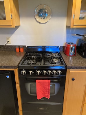 Fridge, microwave, oven, stovetop - Cozy Studio in the Stunning Welcome Valley (Deming)
