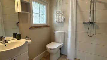 Douche, sèche-cheveux, serviettes fournies, savon