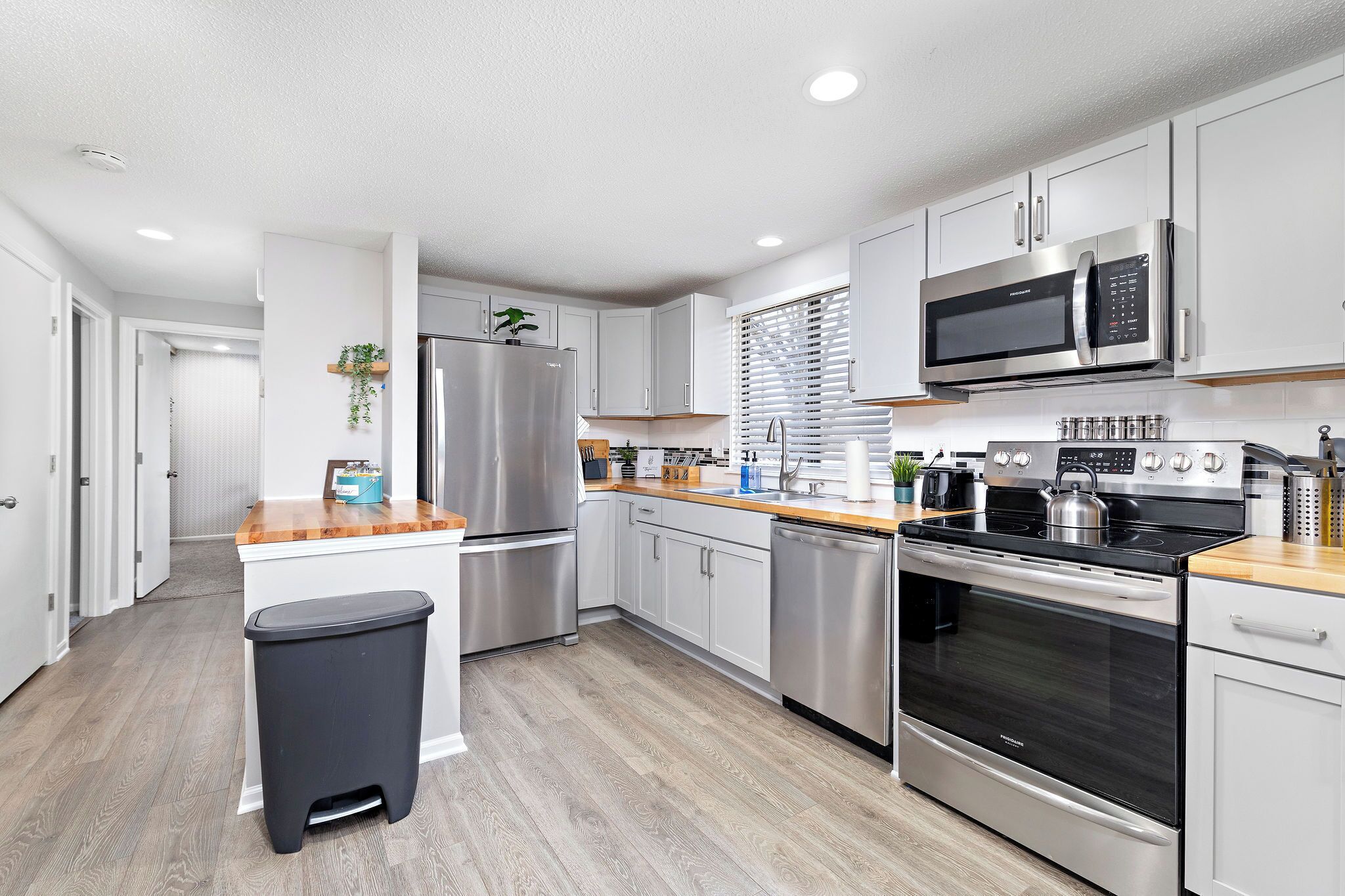 Coffee/tea maker, fridge, microwave, oven