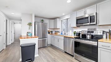 Coffee/tea maker, fridge, microwave, oven