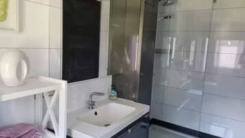 Séchoir à cheveux, serviettes fournies, savon, papier de toilette