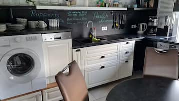 Refrigerador, parrilla de estufa, lavavajillas y tetera eléctrica