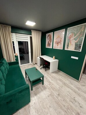 Living area - Cozy 1-bedroom apartment and 2 parking places free - in amazing Sosnowiec WiFi (Sosnowiec)