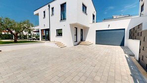 Exterior - Villa with swimming pool, barbecue and billiards (Mihatovici)