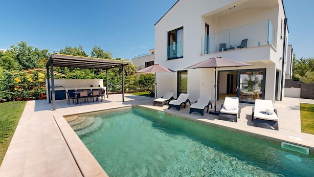 Pool - Villa with swimming pool, barbecue and billiards (Mihatovici)